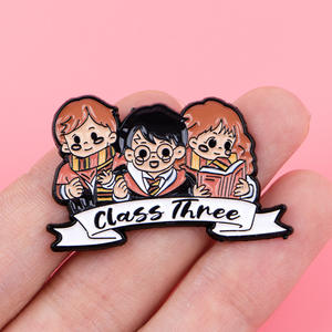 Nuova Spilla Distintivo Anime Magic Academy, Simbolo Carino di Platform Ine <span class=keywords><strong>e</strong></span> Three Quarters, Pin Smaltato da Bavero - Product Image 3