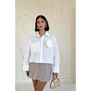 Camisas de Popelina Blancas para Mujer con Bolsillos de Ribete - Venta al por Mayor - Product Image 3