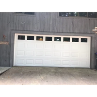 Porte de garage sectionnelle horizontale moderne, motorisée, à panneaux isolés, couleur personnalisée, pour villa contemporaine.
