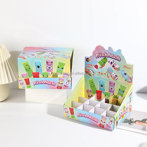 Présentoir de sol en carton robuste pour poupées et figurines avec graphismes thématiques et base stable - Product Image 2