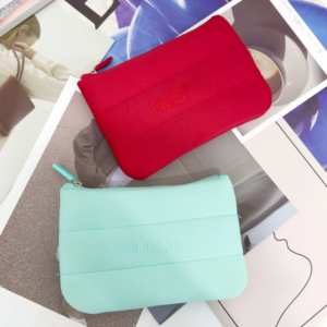 Sacs de maquillage en néoprène en gros, sacs de rangement cosmétiques matelassés tendance, rouge bleu, pochette légère et rembourrée avec logo 3D - Product Image 2