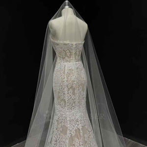 Vestido de Novia Moderno de Encaje Nt22 con Cola Capilla y Apliques, Espalda Descubierta - Product Image 5