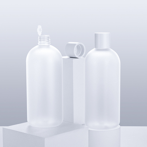 Bouteille de rosée pure givrée à épaulement rond de 500ml en stock Bouteille en plastique pour animaux de compagnie pour démaquiller l'humidité de <span class=keywords><strong>la</strong></span> peau - Product Image 1