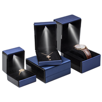 Boîte à bijoux luxueuse avec fonction d'éclairage. Boîte de présentation mate de style tiroir, personnalisable avec logo de marque.