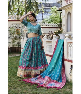 Ensemble Lehenga Choli pour femmes, conçu par des designers, lourdement brodé, pour mariage, fête, tenue de mariée - Product Image 1
