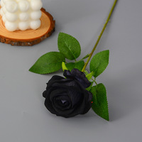 Vente en gros de roses rouges artificielles bon marché, arrangement de fleurs artificielles à tige unique, roses en velours artificielles pour mariage