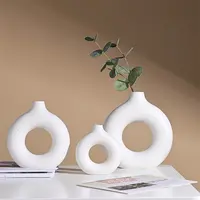 Vas Desktop Keramik Porselen Dekorasi Rumah, Kreativitas Bentuk Lingkaran Berongga untuk Hotel Efek Matte Putih
