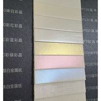 Vente en gros de papier perlé gaufré brillant de qualité supérieure 120-350g pour emballage de cadeau de luxe