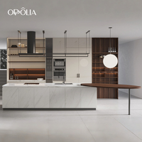 Îlots de cuisine OPPOLIA en bois avec étagères ouvertes, éclairage intégré, grandes dimensions, avec plan de travail en marbre veiné, évier et table extensible
