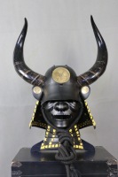 Réplique de casque de samouraï avec crête dorée en forme de flamme, coque métallique avec visière, taille adulte, pour fêtes à thème et spectacles