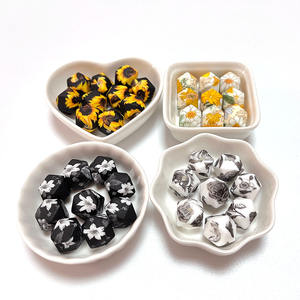 Cuentas de dentición de silicona con estampado de leopardo con forma hexagonal de 14mm y 17mm, cuentas de masticación sin BPA de grado alimenticio para collar de dentición de enfermería - Product Image 1