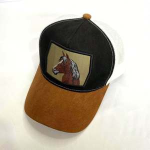 Gorra de Camionero Personalizada de Gamuza con Bordado Tridimensional 3D, con Logotipo Retro en Parche - Product Image 3