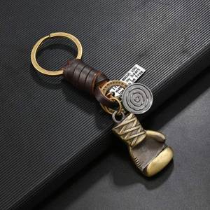 Llavero de metal con guantes de boxeo, colgante vintage de aleación de bronce y cuero trenzado, regalo creativo y personalizado al por mayor - Product Image 1