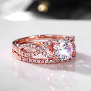 Anello di fidanzamento da donna F817 in oro rosa con diamante sintetico coltivato in laboratorio taglio brillante rotondo e fascia con pietre laterali - Product Image 3