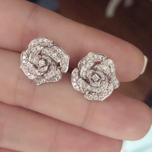 Pendientes Unisex de Lujo con Diamante Cultivado en Laboratorio de 0.5ct, Corte Redondo, Forma de Flor, Oro Sólido de 14K/18K, Certificado IGI - Product Image 1