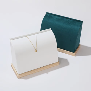 Soporte de exhibición de joyería de collar blanco de gama alta personalizado soporte de exhibición de joyería de medio colgante de lujo - Product Image 4