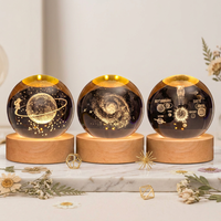Vente en gros de boules de verre transparentes de 60 mm représentant la galaxie, la lune et le système solaire, boule de verre 3D personnalisée avec base lumineuse LED pour souvenirs et cadeaux