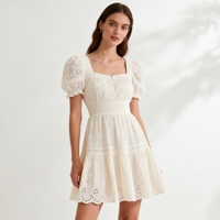 Robe Courte Décontractée d'Été pour Femme, Style Doux, à Manches Bouffantes, Col Carré, Broderie Creuse et Volants – Vente en Gros