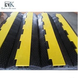 Rampa Protectora de Cables Amarilla y Negra (1000x250x50mm) para Cubrir Cables en el Suelo y Seguridad en Eventos, Venta al Por Mayor - Product Image 4