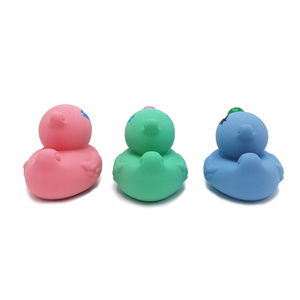 Juguetes de pato de goma natural Juguetes de baño de goma Juguetes El mordedor del bebé <span class=keywords><strong>para</strong></span> <span class=keywords><strong>3</strong></span> <span class=keywords><strong>meses</strong></span> de edad - Product Image 3