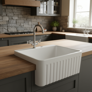 Fregadero de cocina de cerámica blanco estilo rústico con diseño rectangular de un solo tazón para empotrar bajo encimera, ideal para cocinas modernas. - Product Image 2