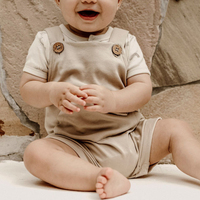 Salopette bébé extensible en coton biologique avec bretelles et poche kangourou, salopette courte pour bébé