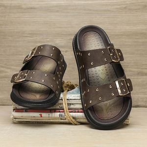 Sandales noires en PVC à enfiler avec boucles et clous dorés, bout ouvert, semelle extérieure en caoutchouc antidérapante, chaussures d'été pour hommes - Product Image 5