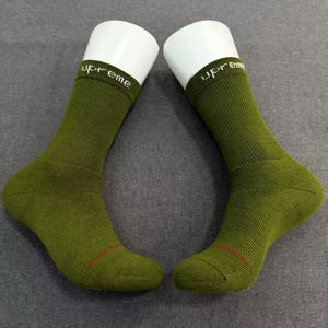 2025 Satu Paket 4 Pasang Kaos Kaki Unisex Crew Socks Modis Kasual Olahraga Basket Sol Tebal Handuk Kaos Kaki Olahraga Modis - Product Image 5