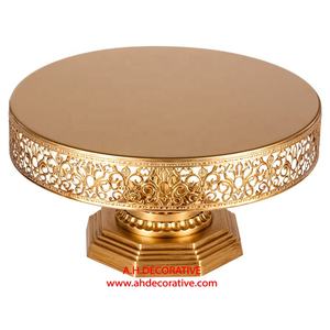 Présentoir à gâteau en métal de forme ronde avec base, finition dorée décorée de haute qualité, supports à gâteau en métal de style unique - Product Image 3