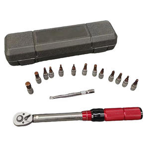 Динамометрический ключ применяет точную силу вращения для точного и безопасного затягивания и ослабления болтов. - Product Image 2