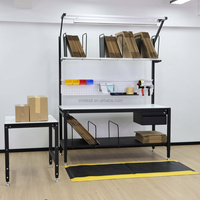Station de travail ergonomique en acier DETALL avec support pour coupe-matériaux et support de matériaux pour les centres logistiques