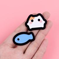 Broches en métal en gros, motifs de dessins animés, mignonnes, avec impression UV, motifs chat et poisson, broches créatives pour couples, pour vêtements, sacs et sacs à dos, en stock