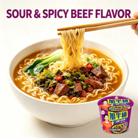 Grand seau de nouilles au bœuf et chou mariné, ramen instantané authentique, faible en gras, aigre et épicé, avec légumes fermentés traditionnels en sachet