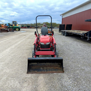 รถแทรกเตอร์ล้อยาง Massey Ferguson GC1720 พร้อมอุปกรณ์ตักดินด้านหน้าและอุปกรณ์ขุดดินด้านหลัง สำหรับเครื่องยนต์ 40 แรงม้า สีแดง มือสอง - Product Image 2
