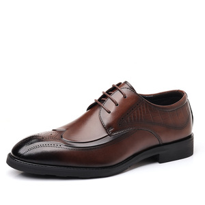 Chaussures en cuir de style nouveau. Chaussures rétro gravées en cuir véritable pour hommes. Chaussures habillées formelles pour hommes de style anglais. Chaussures de bureau. - Product Image 6