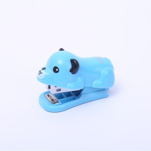 Mini grapadora para estudiantes, diseño de animales adorables, plástico, manual, 23/15 grapas, tamaño pequeño portátil con opciones de colores. - Product Image 2