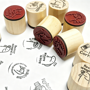 Sellos Divertidos con Emojis en Español: Sellos de Madera Natural con Frases Motivacionales, Ideales para Tareas Escolares y Uso en el Aula - Product Image 6