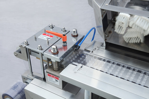 Équipement d'emballage sous blister automatique à haut rendement, machine de formage et de scellage pour divers petits produits - Product Image 6