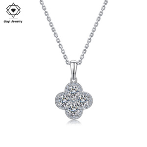 Collar con Colgante de Trébol de Cuatro Hojas con Moissanita de 1.43 CTW, Elegante y Lujoso |   Joyería de Plata de Ley S925 con Trébol Completamente Adornado - Product Image 1