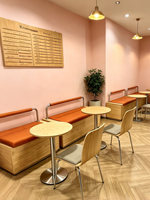 Meubles de restaurant modernes et minimalistes en bois massif personnalisables à fixer au mur pour les salons de thé, les cafés, les banquettes, les tables et les chaises