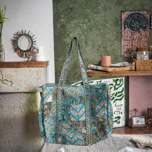 Bolso Tote Acolchado de Felpa, Gran Capacidad, Bolso de Hombro con Cierre de Cremallera, Diseño Floral Suave para Viajes Diarios - Product Image 3