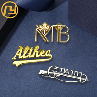 Broche décorative moderne en métal ajouré, personnalisée, avec logo en lettres 3D en relief, pour revers de vêtement, vente en gros de luxe
