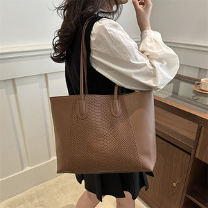 2025 vendita calda di grande capacità borsa Tote a spalla singola modello di coccodrillo da donna elegante e minimalista - Product Image 4