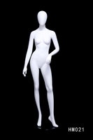 Mannequin féminin réaliste aux courbes généreuses
