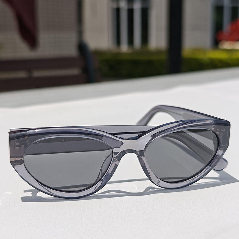 สีเทาใส