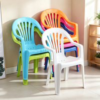 Fauteuil léger et imperméable en PE, empilable, pour patio, jardin, extérieur, plage, applicable aux hôtels, restaurants et magasins.