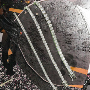 Bracelet unisexe classique en argent sterling 925 plaqué or avec chaîne tennis à griffes et moissanite taille brillant de 5 mm de large, vente en gros - Product Image 2