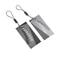 Étiquettes suspendues en tissu noir de luxe écologiques 800 g/m² personnalisées, gaufrées, imprimées UV, estampées à chaud, rectangulaires/carrées pour vêtements et chaussures
