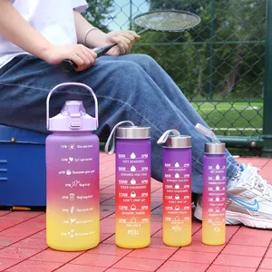 4 Stück in 1 2 Liter Direkt Trink Plastik Sport Fitness motivierende Wasserflaschen mit Strohhalm und Handgriff Kinder niedlicher DIY-Aufkleber