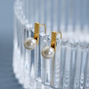 Pendientes de Aro de Lujo de Acero Inoxidable con Perlas Doradas Resistentes a la Decoloración para Mujer, Venta al por Mayor a Granel - Product Image 3